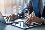 Laptop mit zwei Händen und Check-Icons